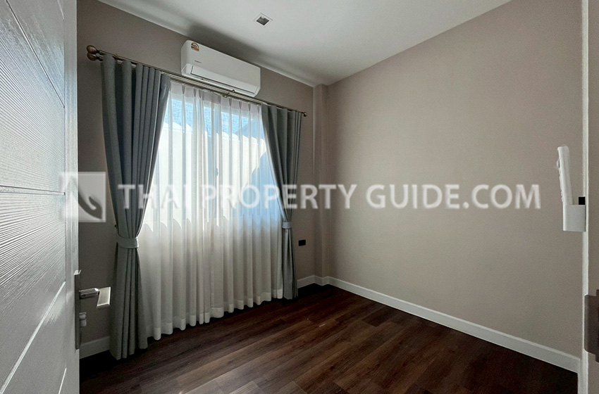 House with Shared Pool in Bangnatrad 